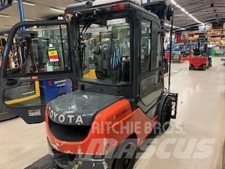Toyota 02-8 FDJF 35 디젤 지게차
