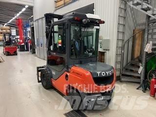 Toyota 02-8 FDJF 35 디젤 지게차