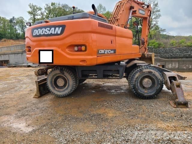 Doosan DX 210 W  휠 굴삭기