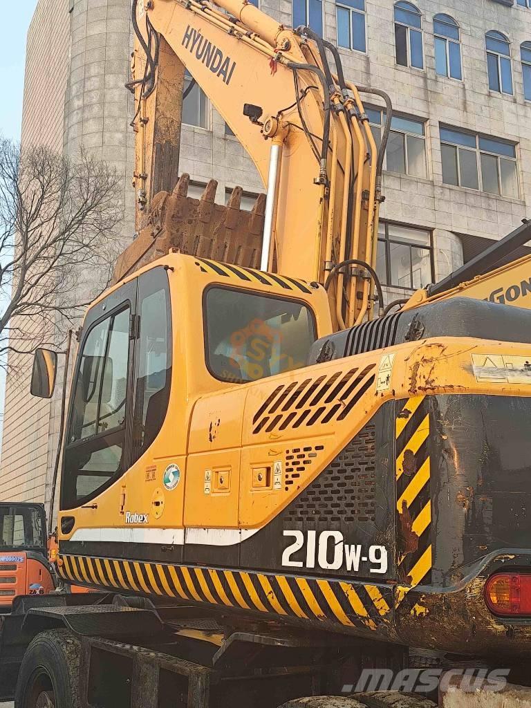 Hyundai R210W-9  휠 굴삭기