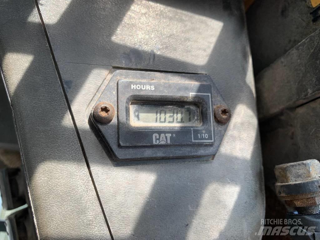 CAT 246  스키드로더