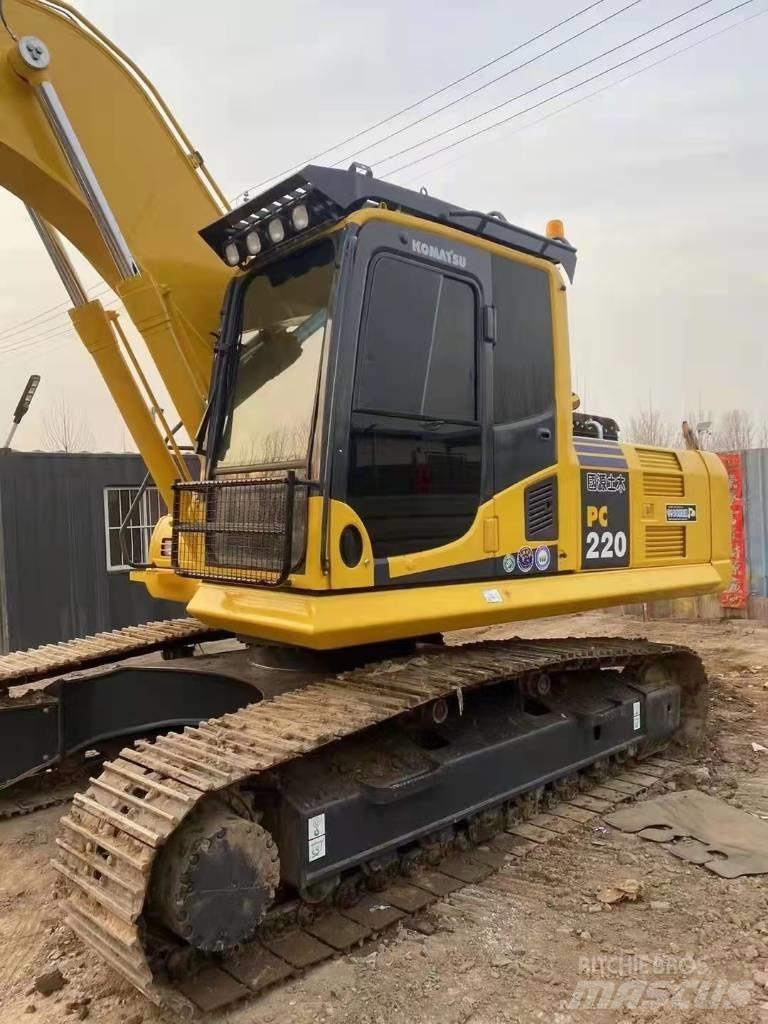 Komatsu PC220-8  휠 굴삭기
