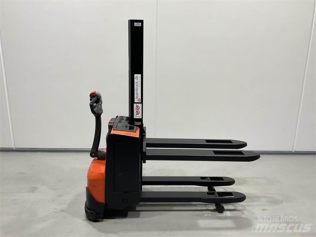 BT SWE080L 보행식 리치 지게차