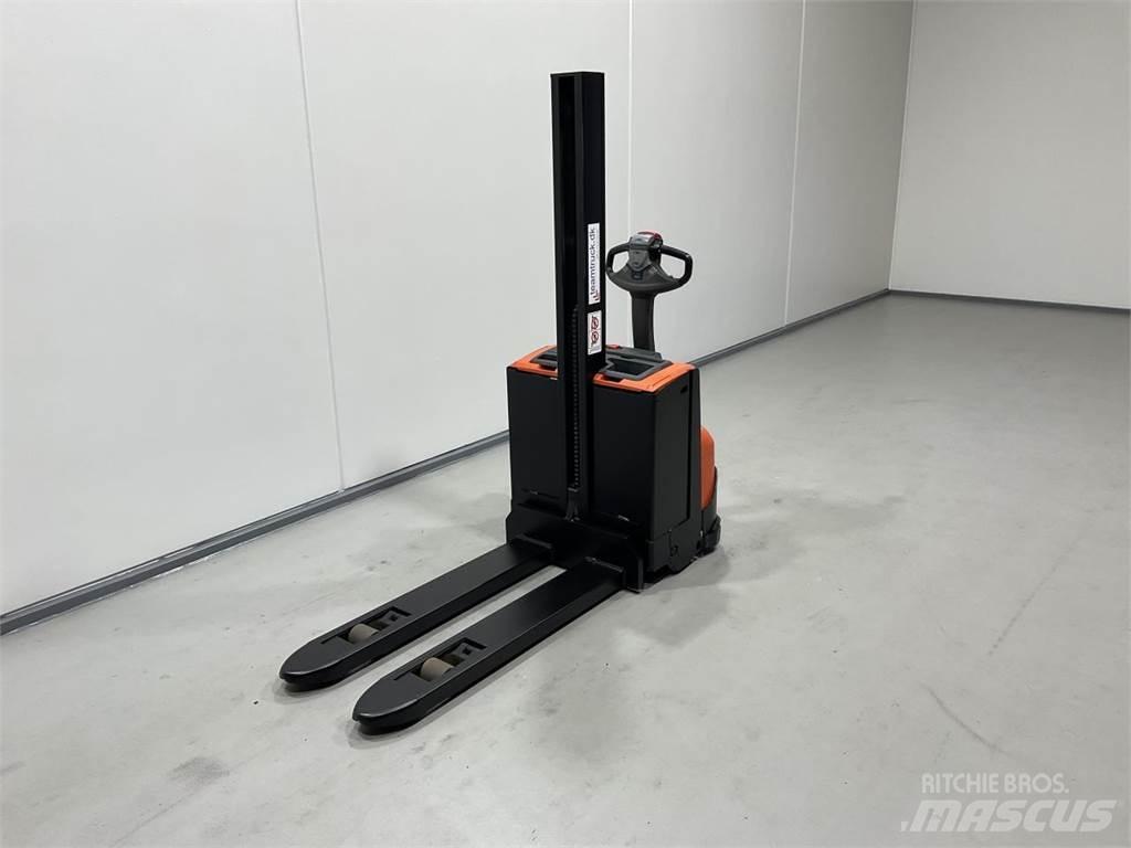 BT SWE080L 보행식 리치 지게차