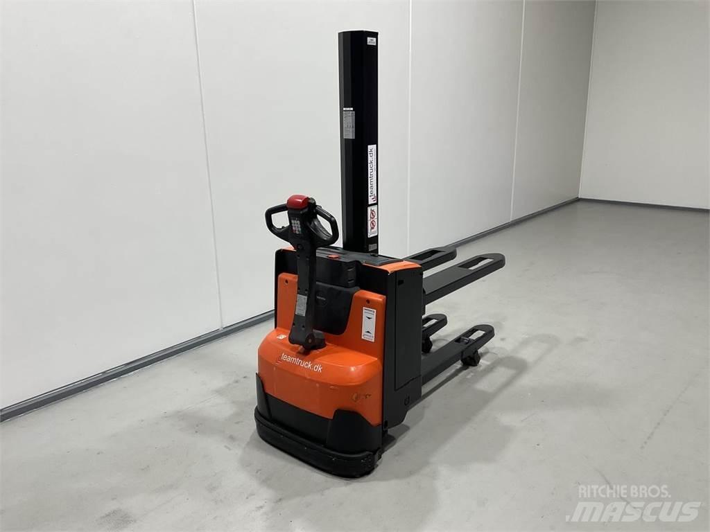BT SWE080L 보행식 리치 지게차