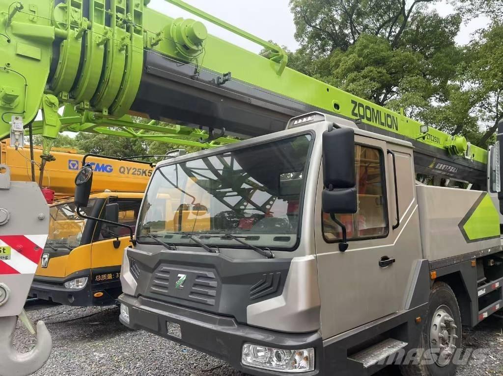 Zoomlion 25 Ton A/T 크레인