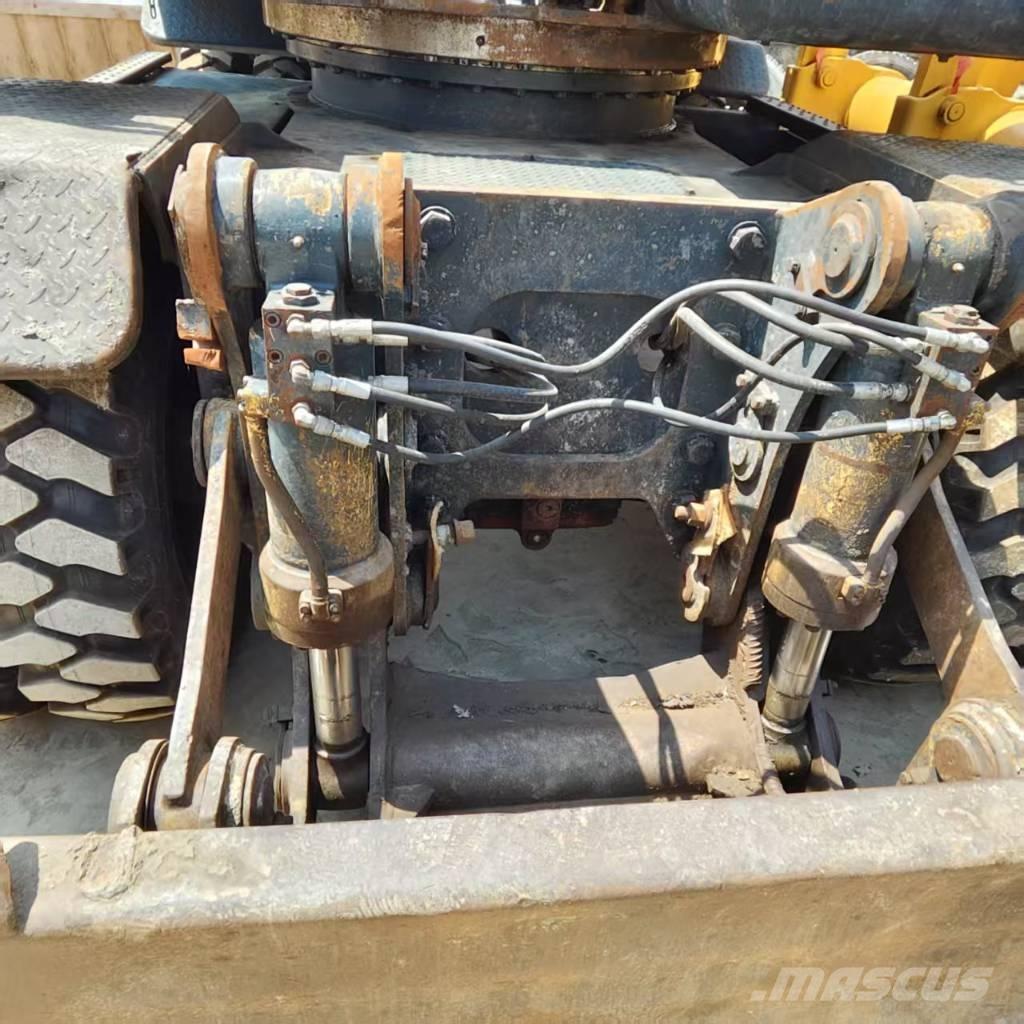 Hyundai R210W-9  휠 굴삭기