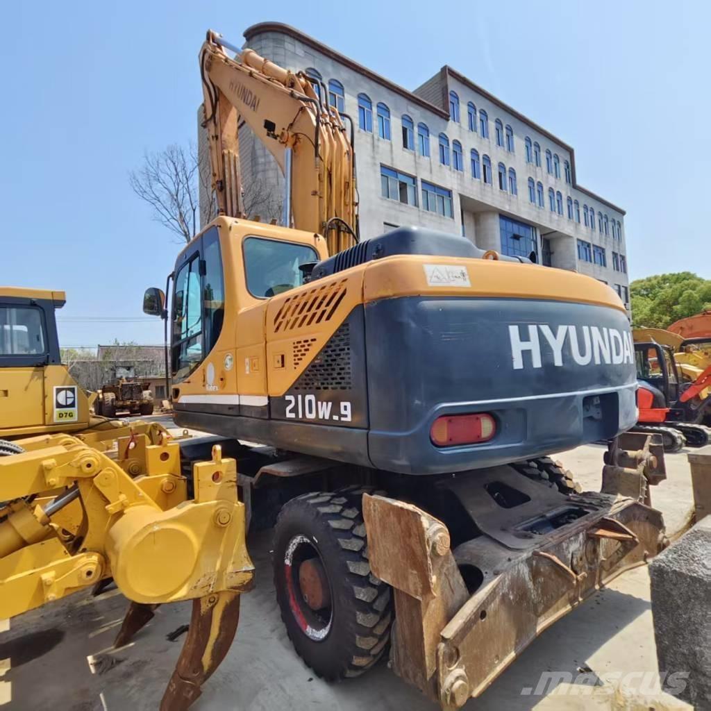 Hyundai R210W-9  휠 굴삭기