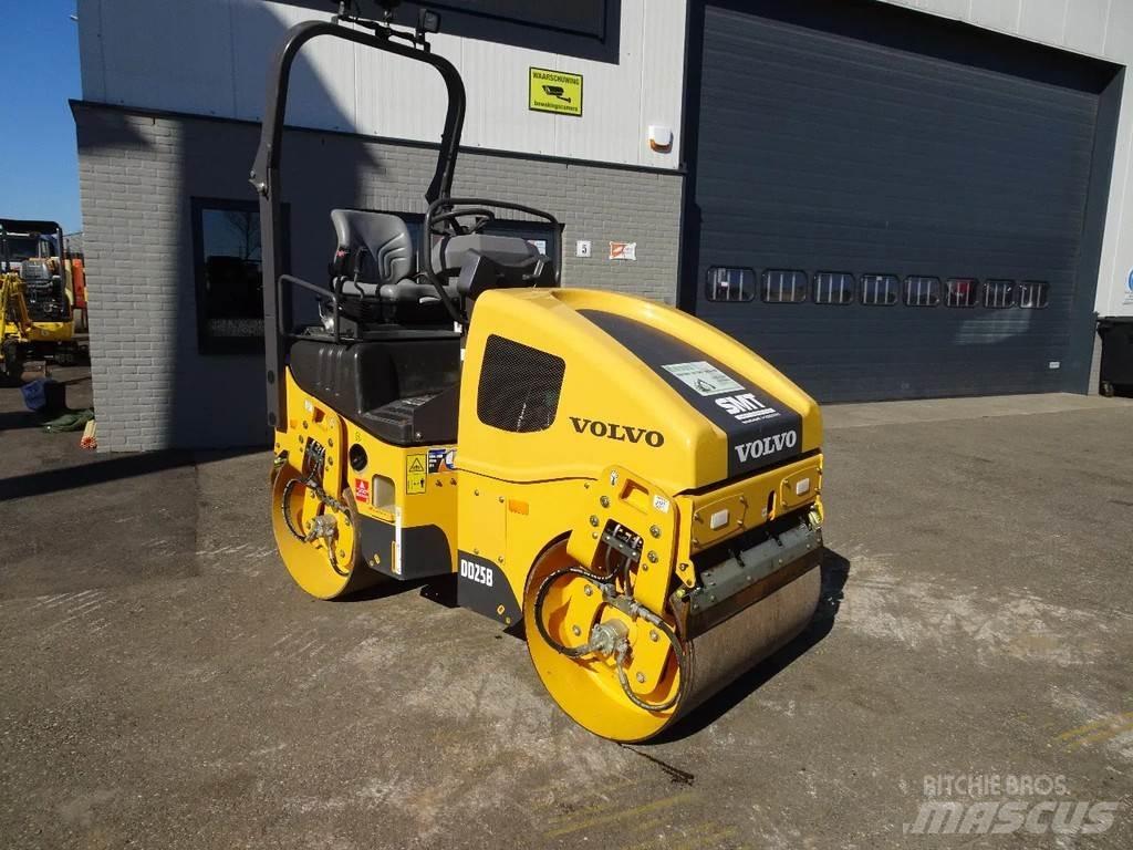 Volvo DD25B 트윈 드럼 롤러