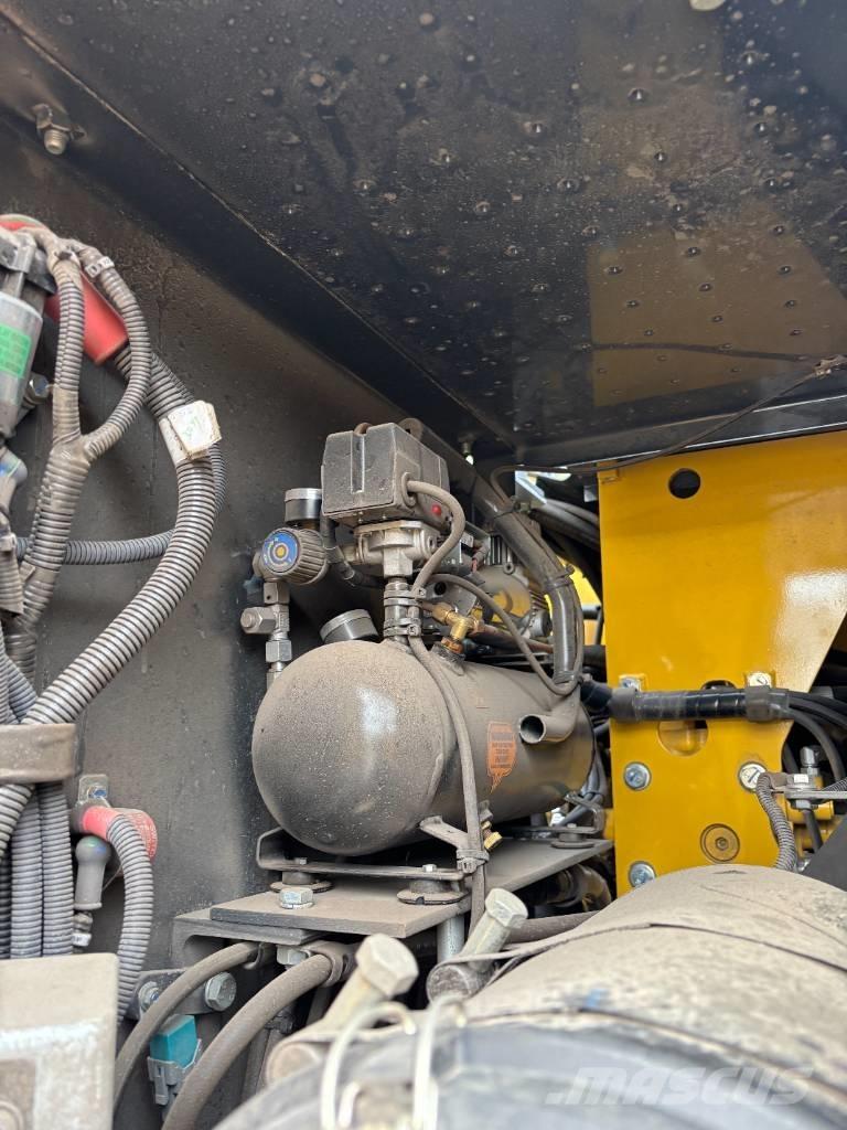 Komatsu PW180-11  휠 굴삭기