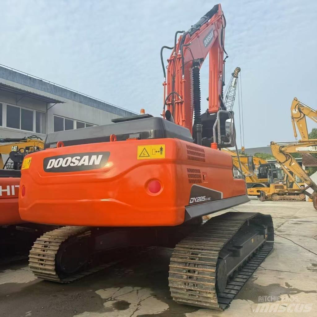 Doosan DX225LC-9C 중형굴삭기 7톤-28톤