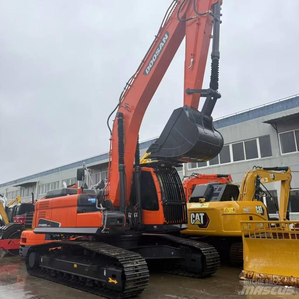 Doosan DX225LC-9C 중형굴삭기 7톤-28톤