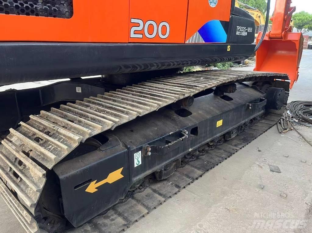 Hitachi ZX 200 대형 굴삭기 29톤 이상
