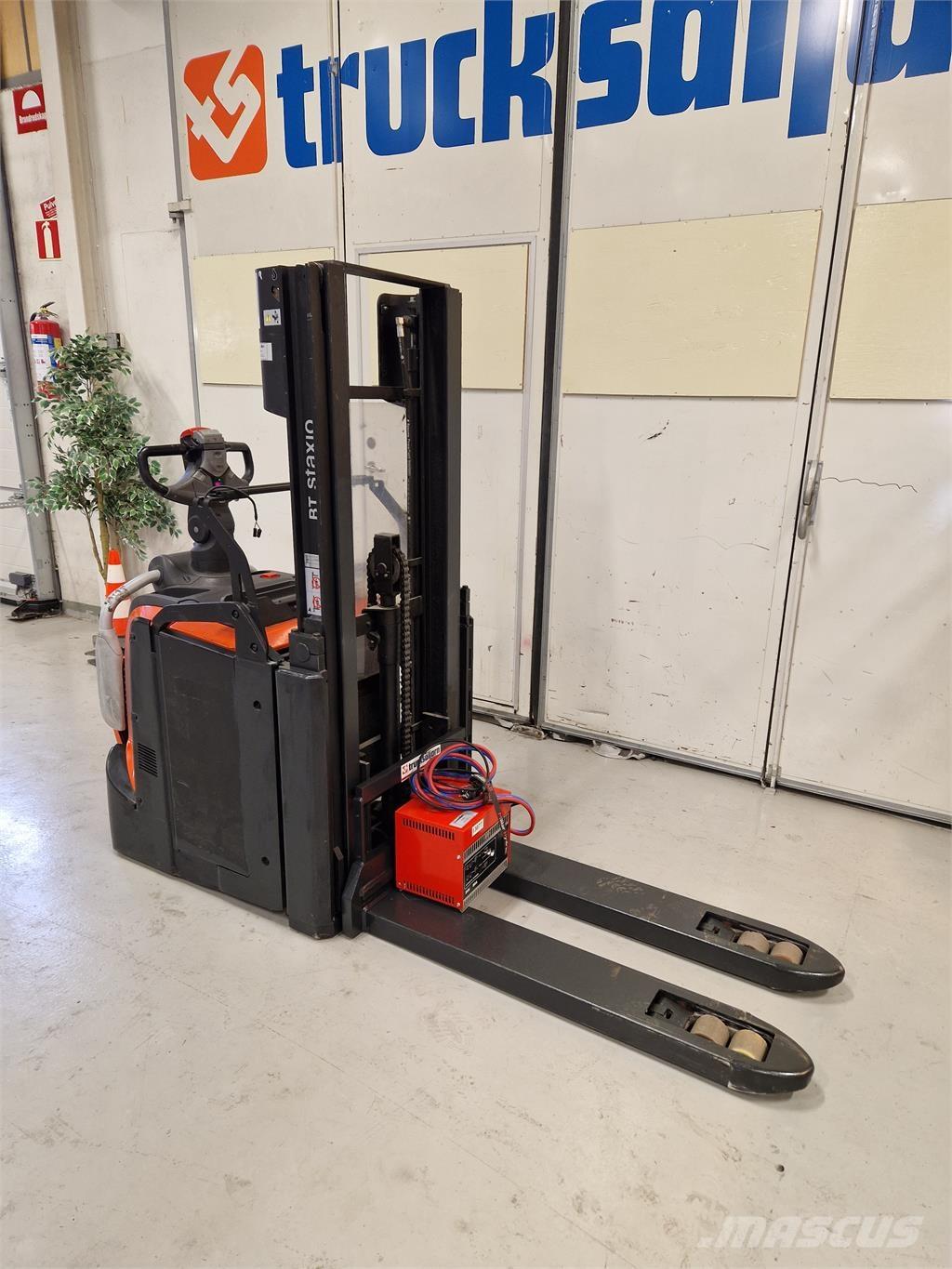 Toyota SPE200D 보행식 리치 지게차