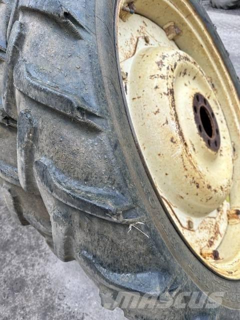 Dunlop 9.5R44 타이어, 휠 및 림