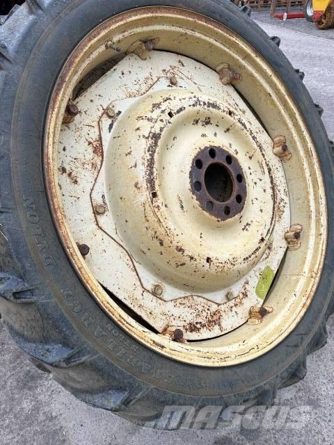 Dunlop 9.5R44 타이어, 휠 및 림