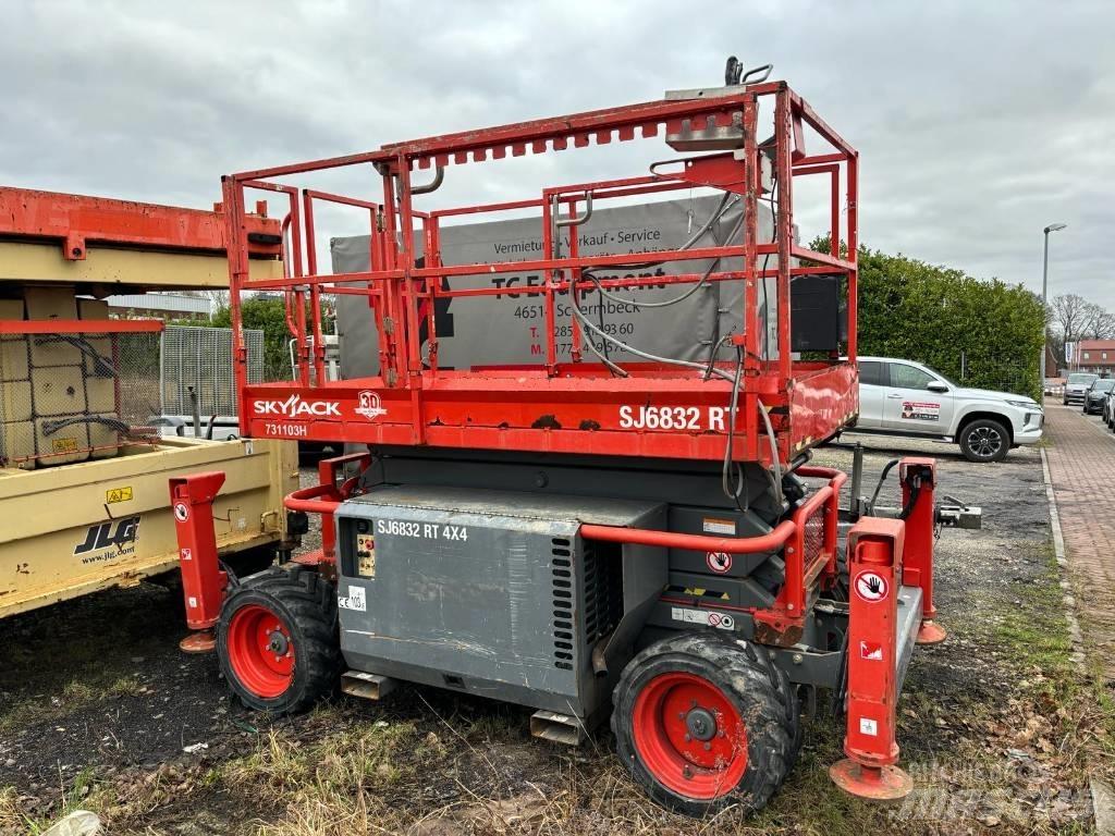 SkyJack SJ 6832 RT 가위형 리프트