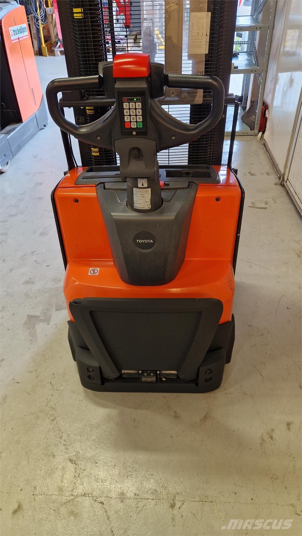 Toyota SWE140L 보행식 리치 지게차