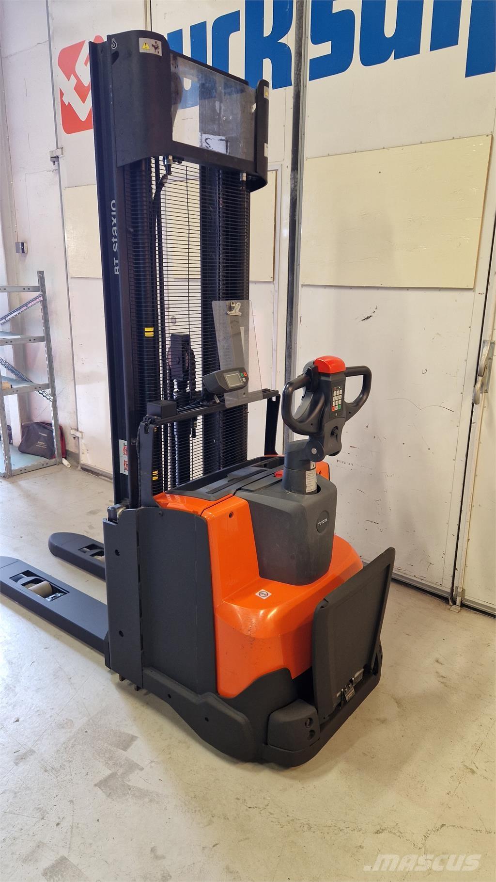 Toyota SWE140L 보행식 리치 지게차