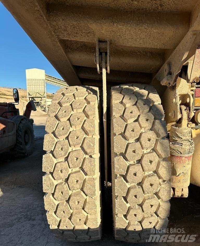 CAT 769 D 초대형 덤프 트럭