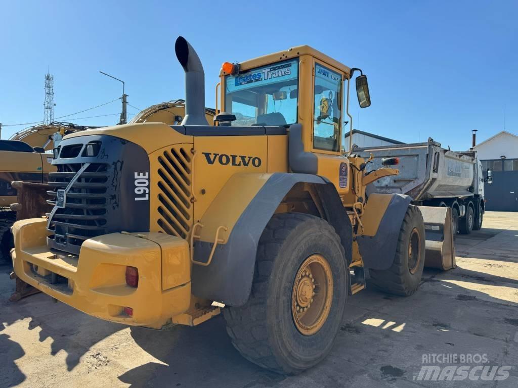 Volvo L 90 E +Mérleg  휠로우더