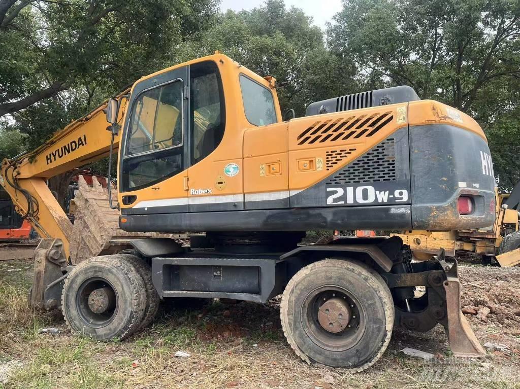 Hyundai R210W-9  휠 굴삭기