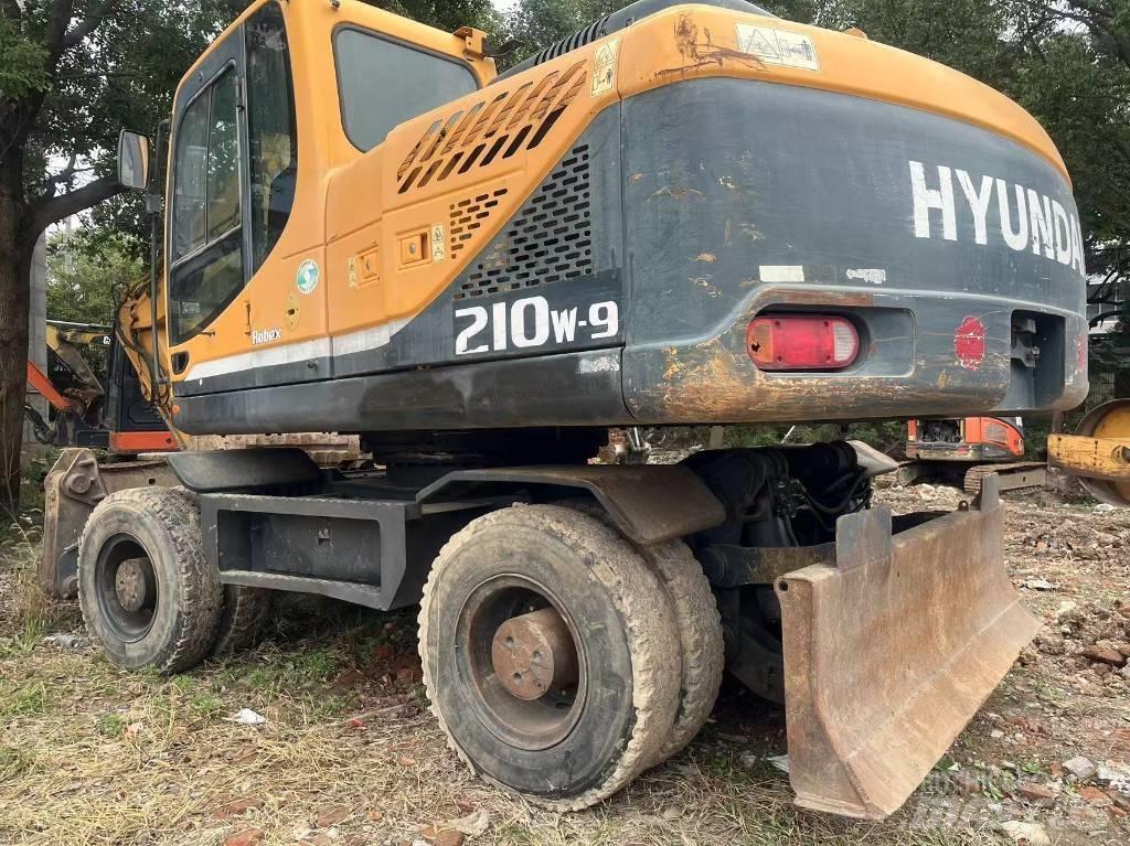 Hyundai R210W-9  휠 굴삭기