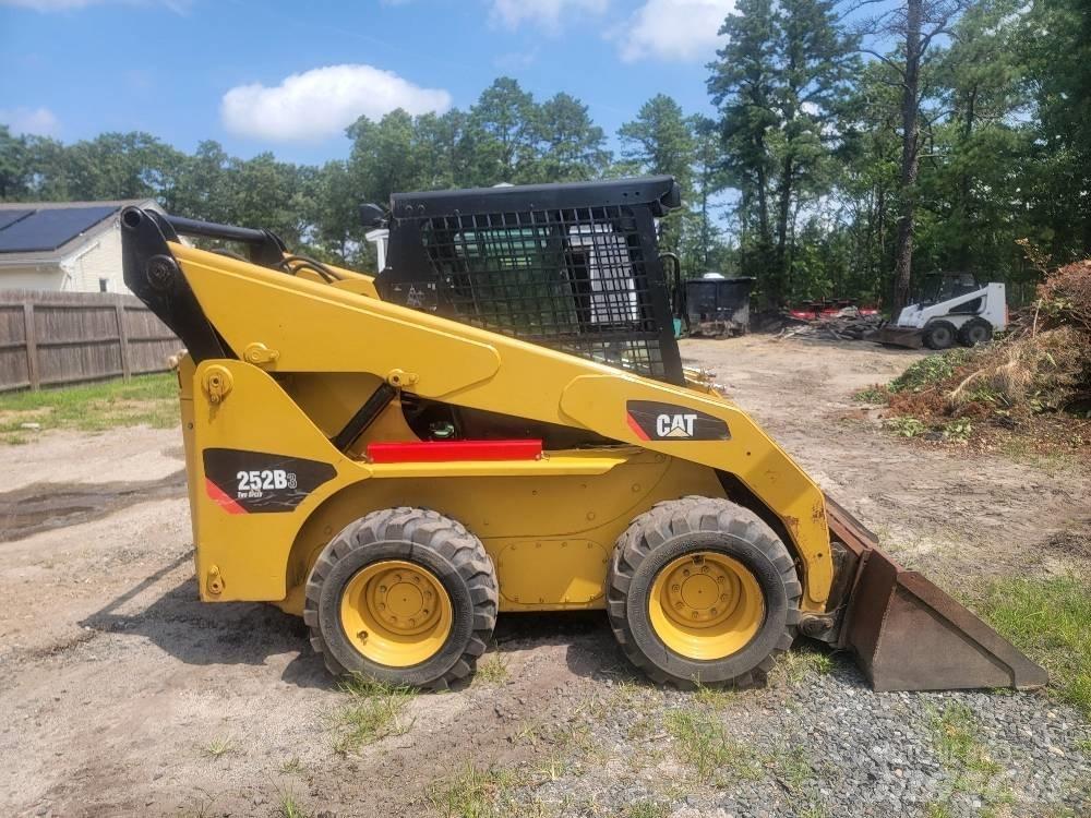 CAT 252 B 3  스키드로더