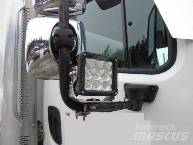 Freightliner M2 106 탑차 트럭