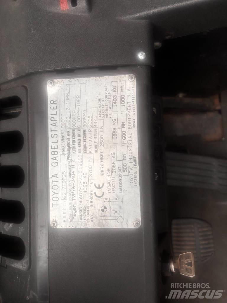 Toyota 62-7 FDF 25 디젤 지게차