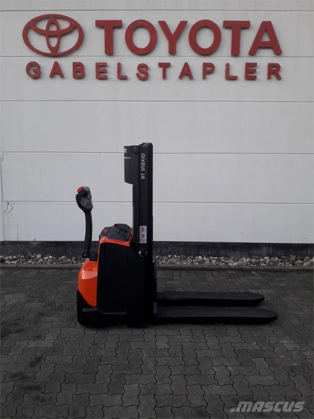 Toyota SWE120 보행식 리치 지게차