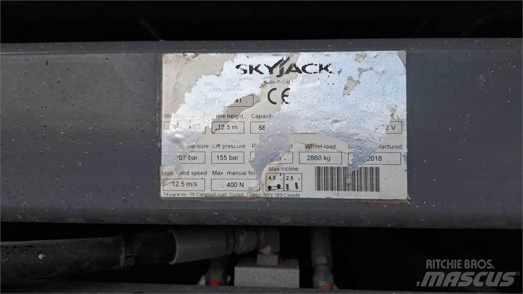 SkyJack 8841RT 가위형 리프트