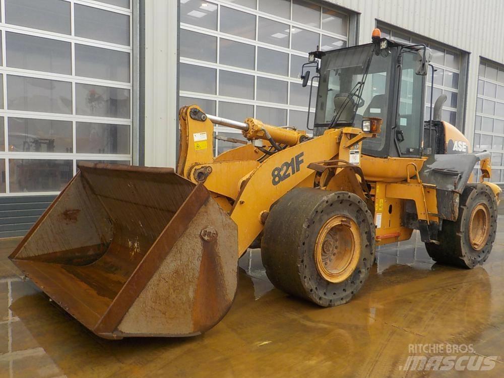 CASE 821 F  휠로우더