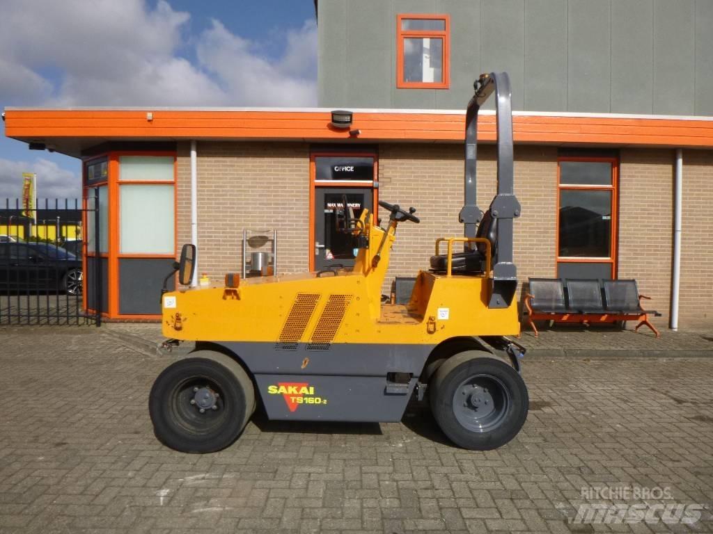 Sakai TS160-2 공기 타이어 롤러