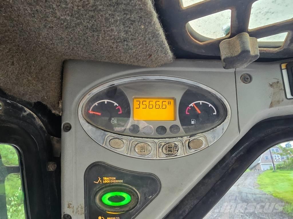 Bobcat T 320  스키드로더