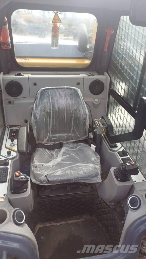 XCMG XC7-TV12 궤도식 로우더