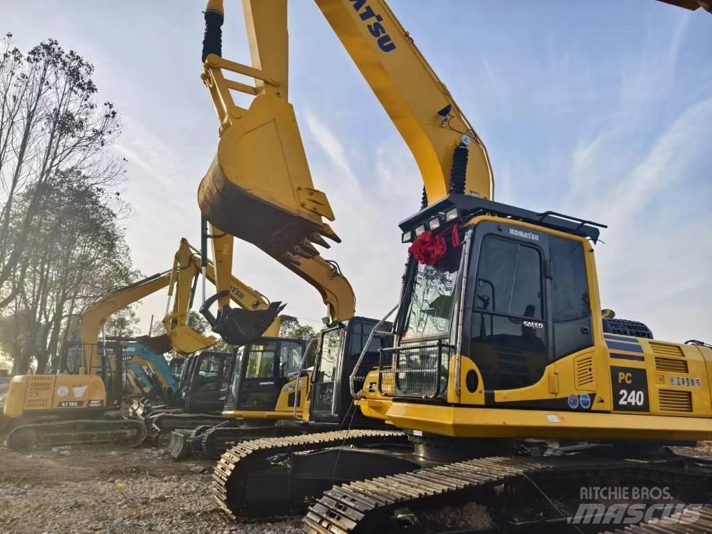 Komatsu PC240-8 중형굴삭기 7톤-28톤