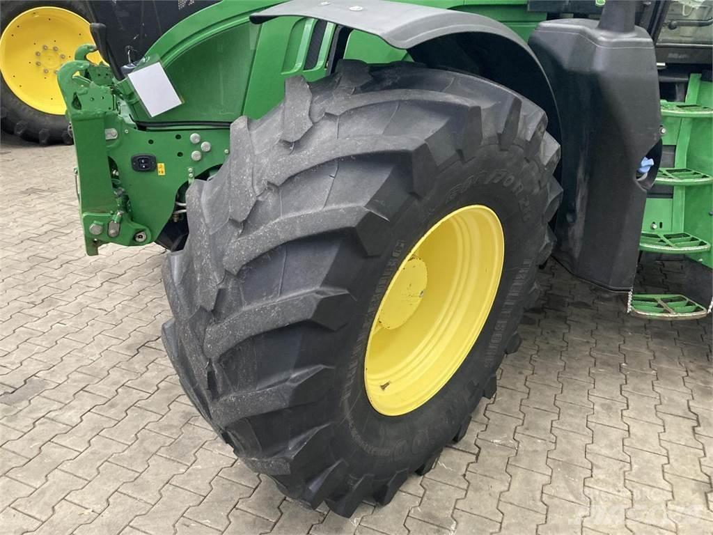John Deere 6215R 트랙터