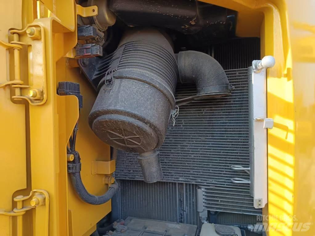 Komatsu PC138 중형굴삭기 7톤-28톤