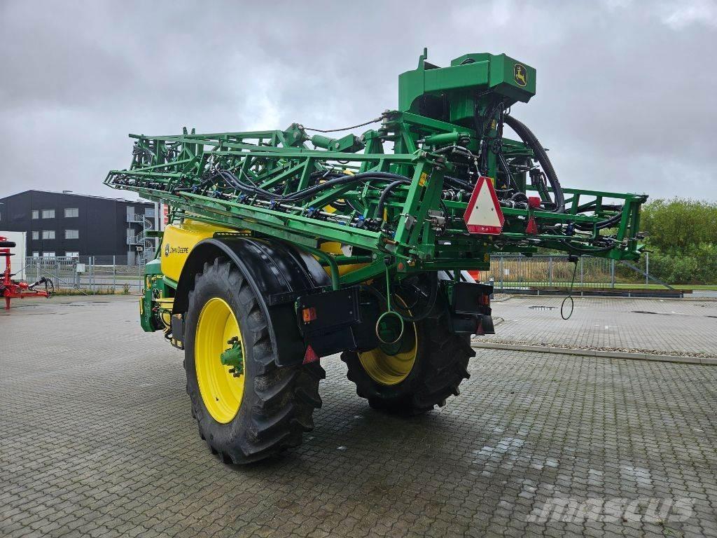 John Deere M692i 견인형 분무기