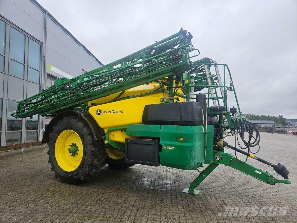 John Deere M692i 견인형 분무기