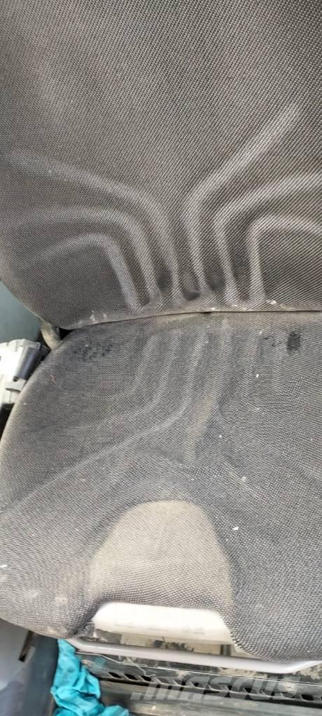 Komatsu PW 200-7  휠 굴삭기