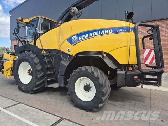 New Holland FR700 자동 초지기계