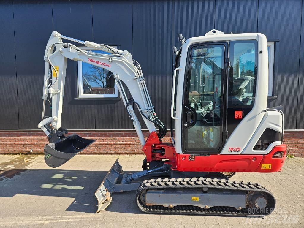 Takeuchi TB 225 소형 굴삭기 7톤 미만