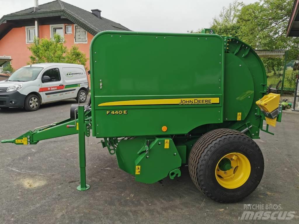 John Deere F440E 원형 곤포기