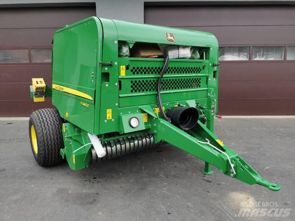 John Deere F440E 원형 곤포기