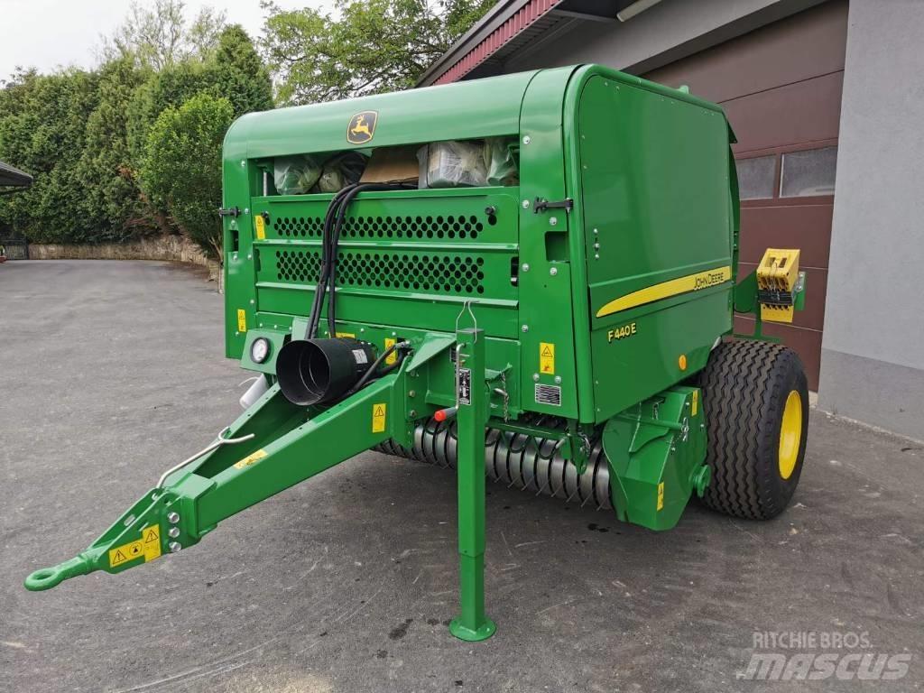 John Deere F440E 원형 곤포기