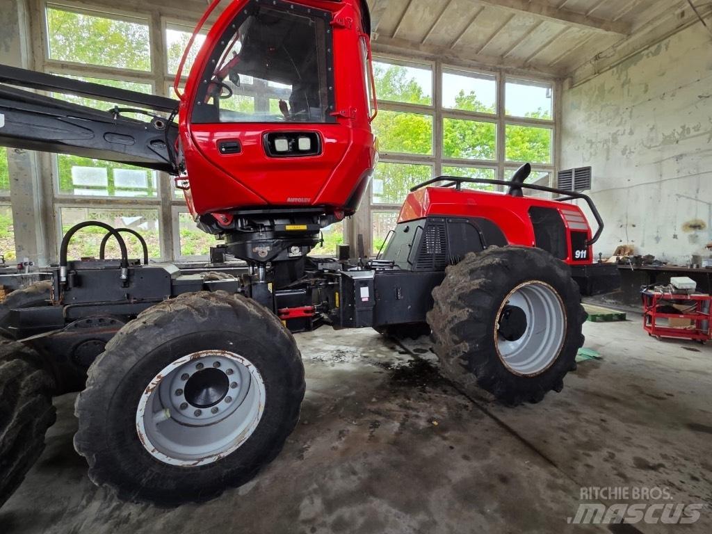 Komatsu 911 원목 하베스터