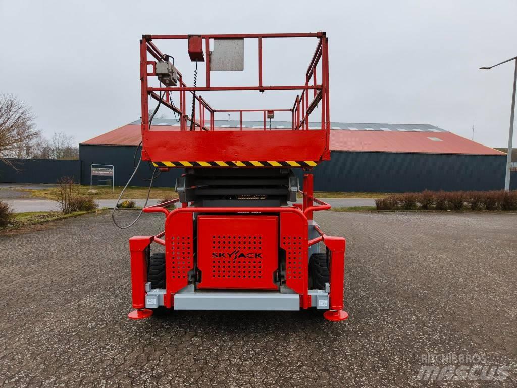 SkyJack SJ 9250 RT 가위형 리프트