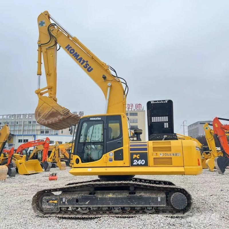 Komatsu PC 240 대형 굴삭기 29톤 이상